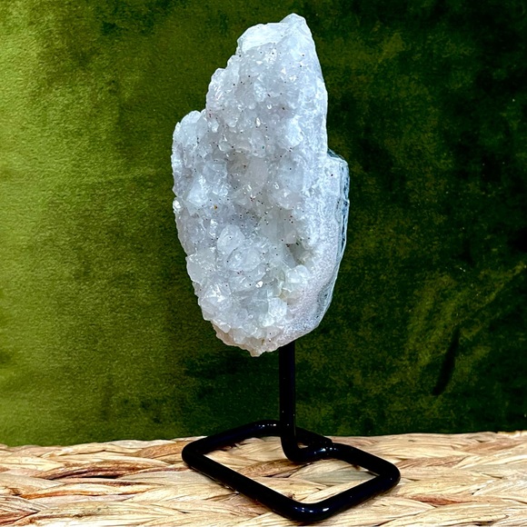 Quartz on a stand - Picture 12 of 15